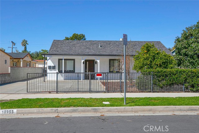 10955 Burnet Avenue, Mission Hills (San Fernando) CA: https://media.crmls.org/medias/e9556038-39e1-4b45-bcbb-a22962becb1a.jpg