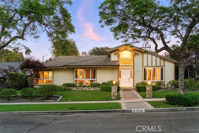 1210 Los Altos Avenue, Long Beach CA: https://media.crmls.org/medias/e95630a4-d8bc-4e30-9518-062426a24ff5.jpg