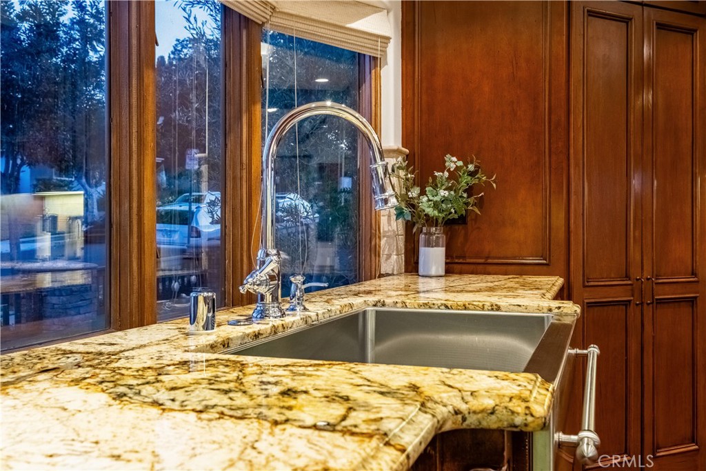 https://media.crmls.org/medias/e9571346-69c7-40a7-b8e1-1684b8d24afb.jpg?preset=X-Large