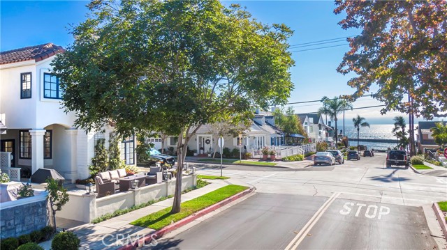 Detail Gallery Image 3 of 9 For 2700 Seaview Ave, Corona Del Mar,  CA 92625 - 5 Beds | 5/1 Baths