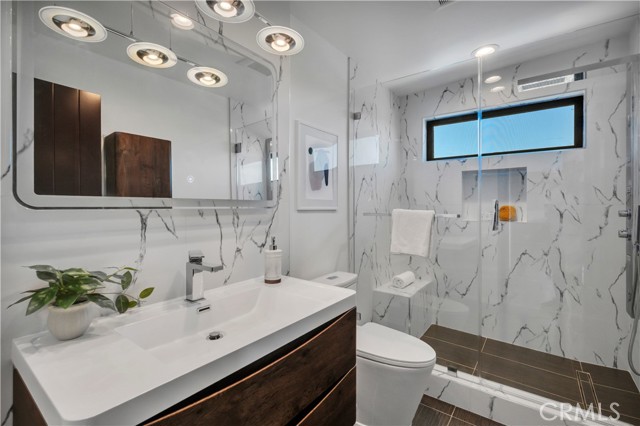 332 Avenue E, Redondo Beach, California 90277, 5 Bedrooms Bedrooms, ,6 BathroomsBathrooms,Residential,For Sale,Avenue E,SB26070979