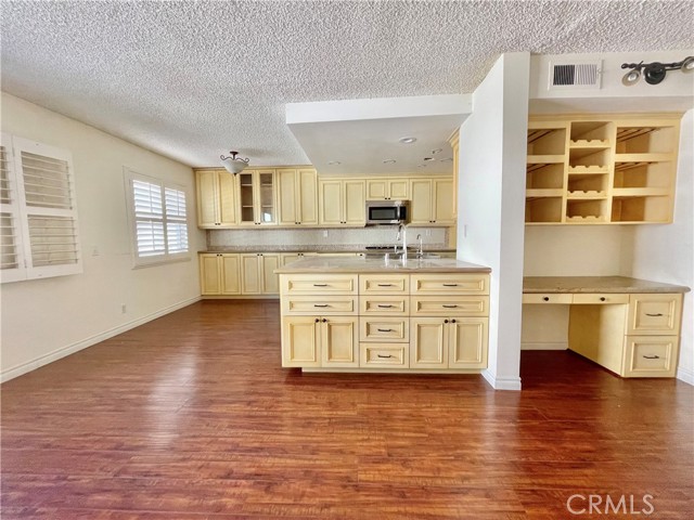 Detail Gallery Image 1 of 15 For 22287 Erwin St #1/2,  Woodland Hills,  CA 91367 - 2 Beds | 3 Baths