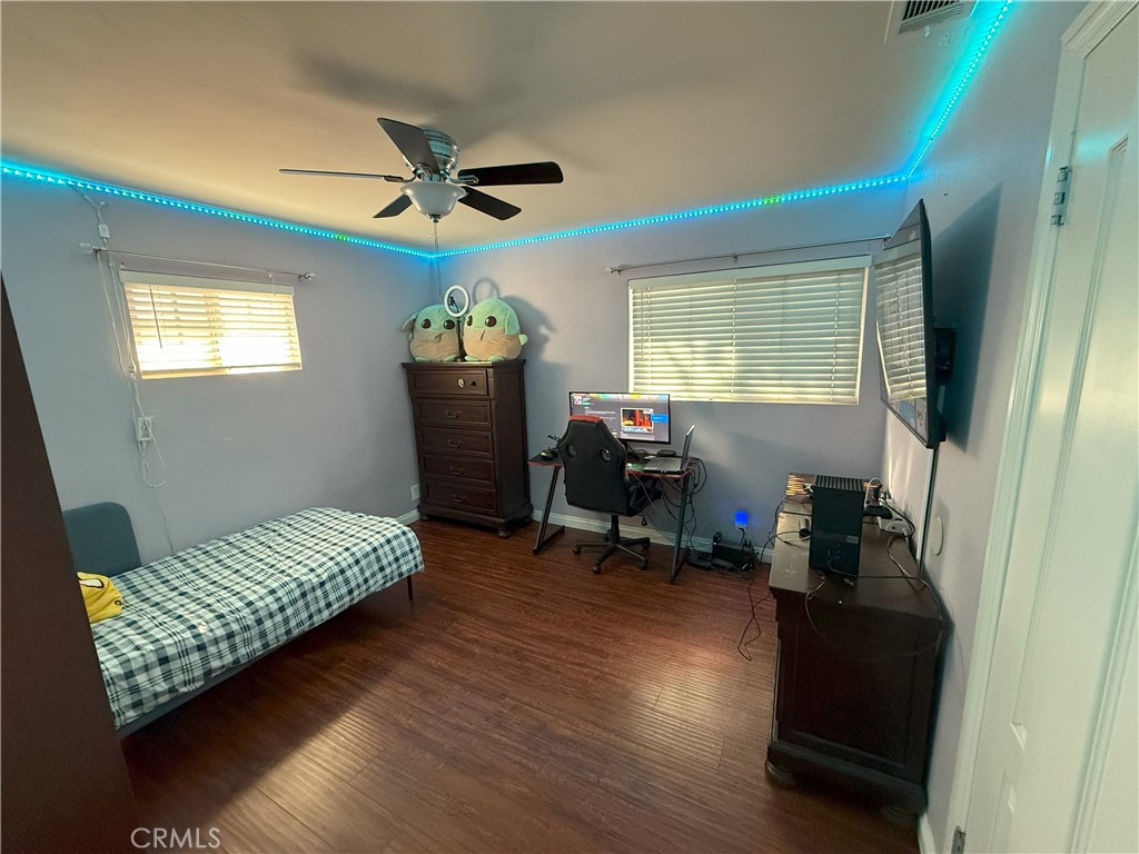 https://media.crmls.org/medias/e9585cc5-87cd-45fd-b880-c79eb57f8b01.jpg?preset=X-Large