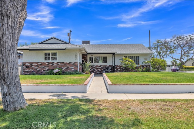 Detail Gallery Image 1 of 25 For 2002 Pattiz Ave, Long Beach,  CA 90815 - 4 Beds | 2 Baths