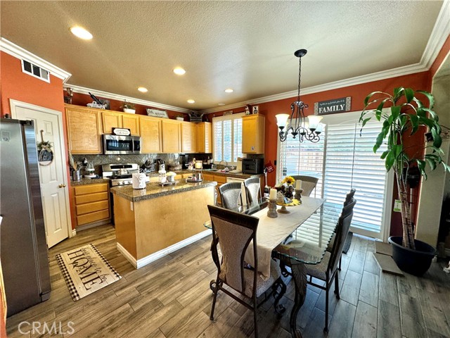 Detail Gallery Image 6 of 26 For 13794 Mayapple St, Hesperia,  CA 92344 - 4 Beds | 3 Baths