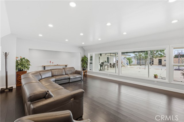 Detail Gallery Image 6 of 43 For 12232 Truesdale, Sun Valley,  CA 91352 - 5 Beds | 4 Baths