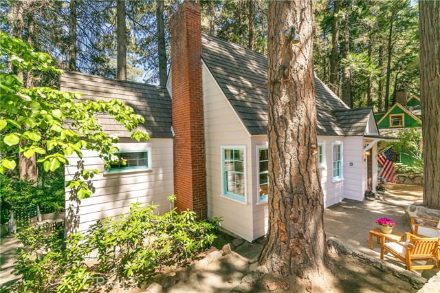 187 Cedar Circle Circle, Lake Arrowhead CA: https://media.crmls.org/medias/e9612773-be40-4242-850d-89c5e1ec17ff.jpg