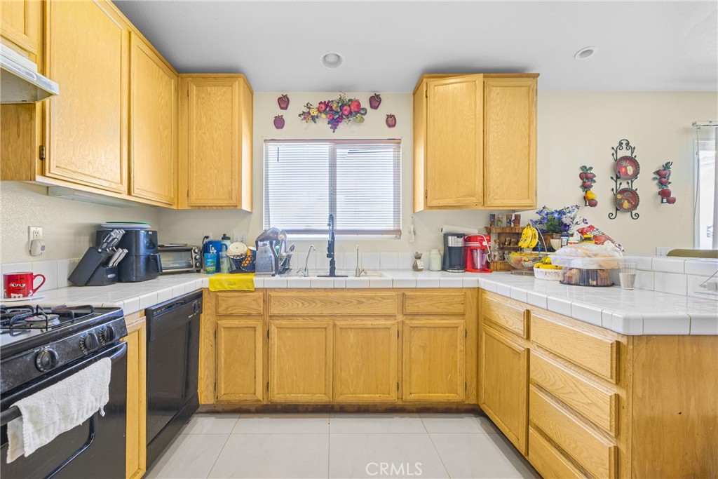 https://media.crmls.org/medias/e9624d94-4a19-4876-b568-423eeab4e98e.jpg?preset=X-Large