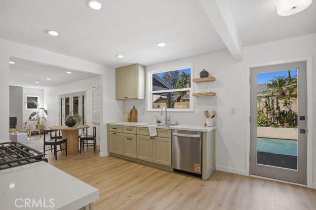 Detail Gallery Image 12 of 46 For 21045 Blythe St, Canoga Park,  CA 91304 - 4 Beds | 2 Baths