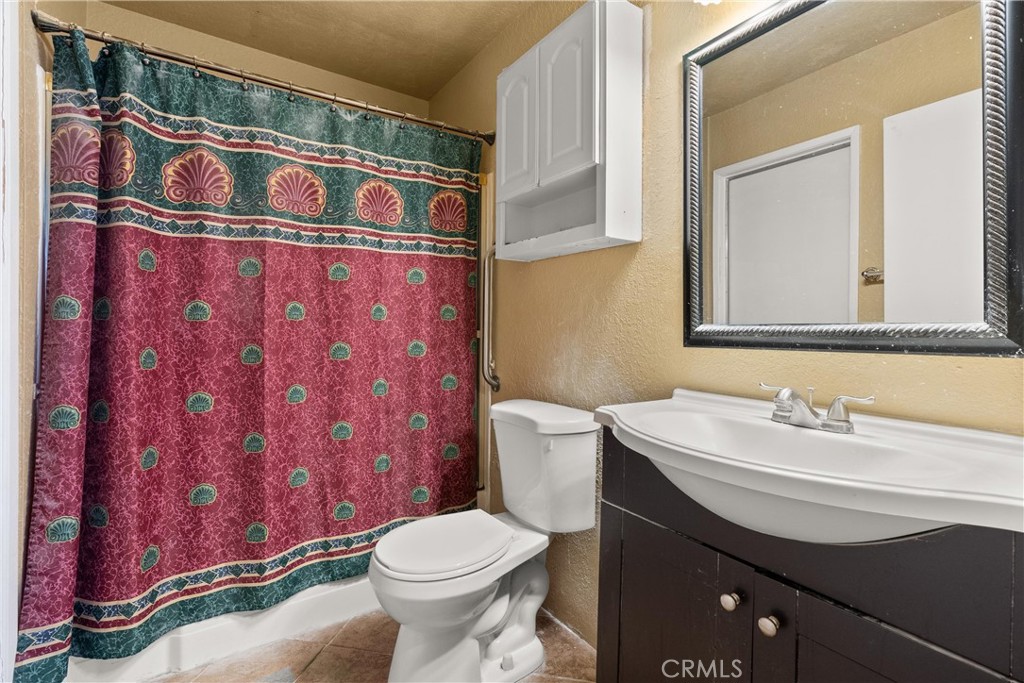 https://media.crmls.org/medias/e963e9a9-fcab-4e13-83d1-1a60bb92b8ef.jpg?preset=X-Large