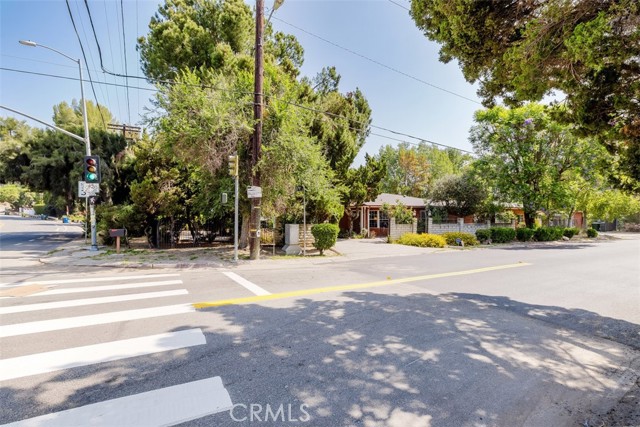 5800 Winnetka Avenue, Woodland Hills CA: https://media.crmls.org/medias/e964e985-6a05-411f-9aa4-2957c7b7bb76.jpg