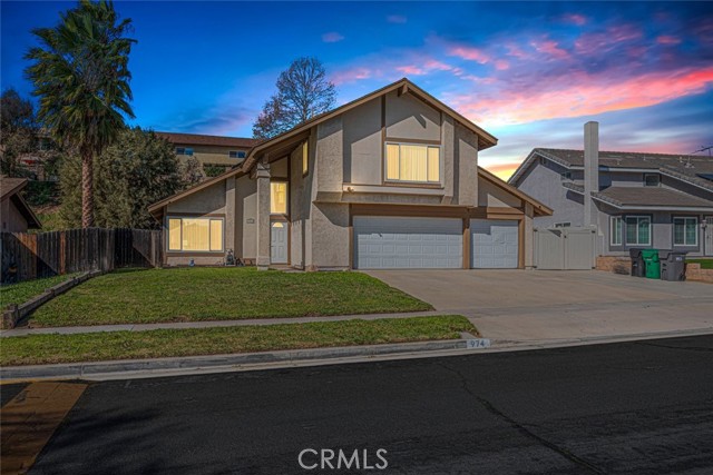 Detail Gallery Image 2 of 47 For 974 Nottingham, Corona,  CA 92880 - 4 Beds | 2/1 Baths
