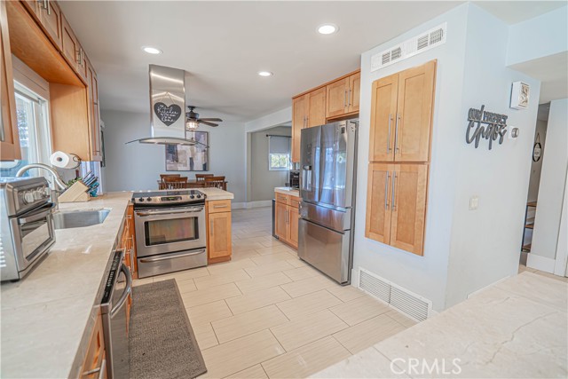 Detail Gallery Image 21 of 61 For 28816 Kenroy Ave, Canyon Country,  CA 91387 - 5 Beds | 3 Baths