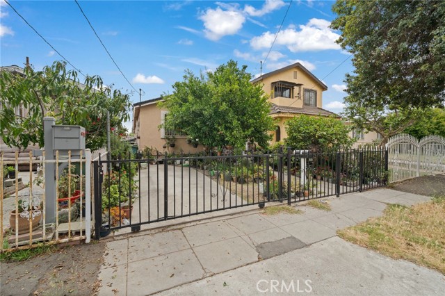 9514 Juniper Street, Los Angeles CA: https://media.crmls.org/medias/e96cd5f8-e91d-469e-b5d7-ee539266fb79.jpg