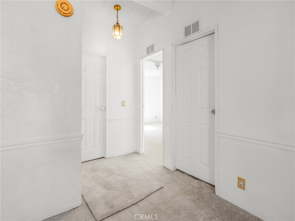 https://media.crmls.org/medias/e96f8298-601b-4871-9c30-3709ead870ae.jpg?preset=X-Large