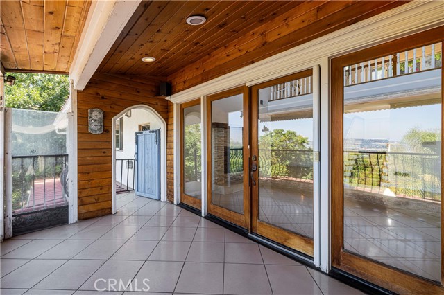 3916 Carnavon Way, Los Angeles CA: https://media.crmls.org/medias/e96fdb70-9518-4b96-9354-e07e31ad6d83.jpg