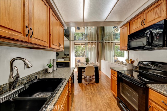 14141 Dickens, Sherman Oaks CA: https://media.crmls.org/medias/e970ddfe-419e-420f-9844-7a5040c82c78.jpg