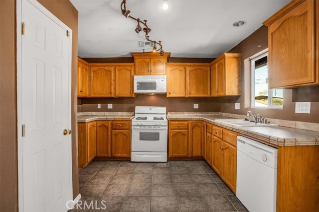 Detail Gallery Image 9 of 45 For 6155 E Parkway, Joshua Tree,  CA 92252 - 3 Beds | 2 Baths