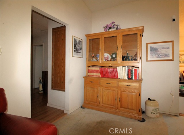 https://media.crmls.org/medias/e9741e7a-6600-426c-8475-5abcc5630a18.jpg