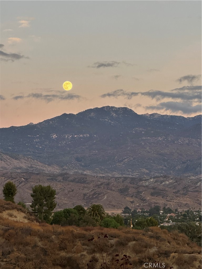 https://media.crmls.org/medias/e975cc30-ff1e-4df0-9595-e61961d2ebf2.jpg?preset=X-Large