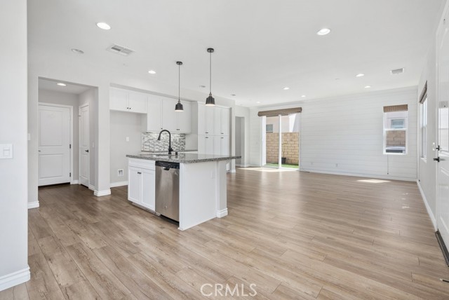 21851 Moveo Drive, Saugus CA: https://media.crmls.org/medias/e9778b2c-2678-4bb7-a4a7-19519c2fe398.jpg