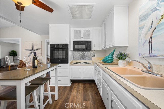 1621 Interlachen, Seal Beach CA: https://media.crmls.org/medias/e978d595-7361-4a40-be66-4ebe009bbef5.jpg