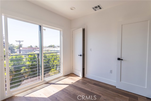 4507 W 18th St Drive, Los Angeles CA: https://media.crmls.org/medias/e978d774-769b-46f0-8e96-e8aaa474be81.jpg