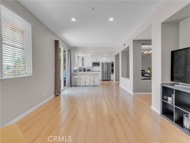 5637 Como Circle, Woodland Hills CA: https://media.crmls.org/medias/e9791011-4167-444b-b03a-7f7b49140d55.jpg