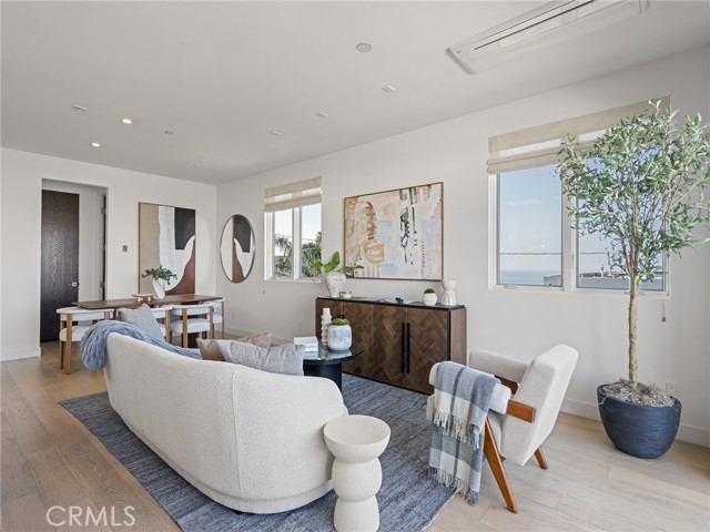 Detail Gallery Image 2 of 29 For 320 35th Street, Manhattan Beach,  CA 90266 - 4 Beds | 4/1 Baths