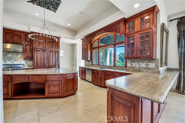 Detail Gallery Image 13 of 70 For 22166 W San Joaquin Dr, Canyon Lake,  CA 92587 - 5 Beds | 4/1 Baths