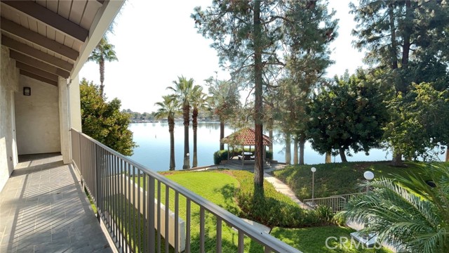 Detail Gallery Image 2 of 22 For 22136 Treasure Island #22,  Canyon Lake,  CA 92587 - 2 Beds | 2 Baths