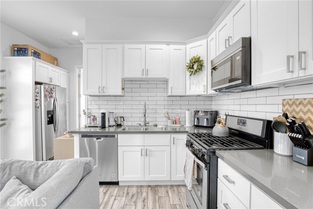 Detail Gallery Image 2 of 11 For 7302 Woodley, Van Nuys,  CA 91406 - 1 Beds | 1 Baths