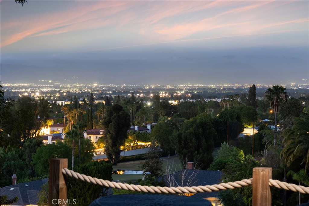 https://media.crmls.org/medias/e985ba63-ce8d-4dfb-afaa-7a1338564a3d.jpg?preset=X-Large