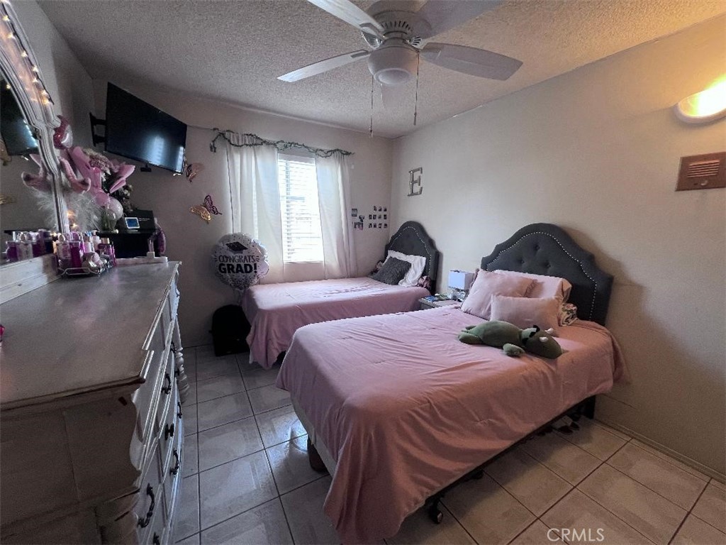 https://media.crmls.org/medias/e988da15-080e-4612-8015-5008eb31d439.jpg?preset=X-Large