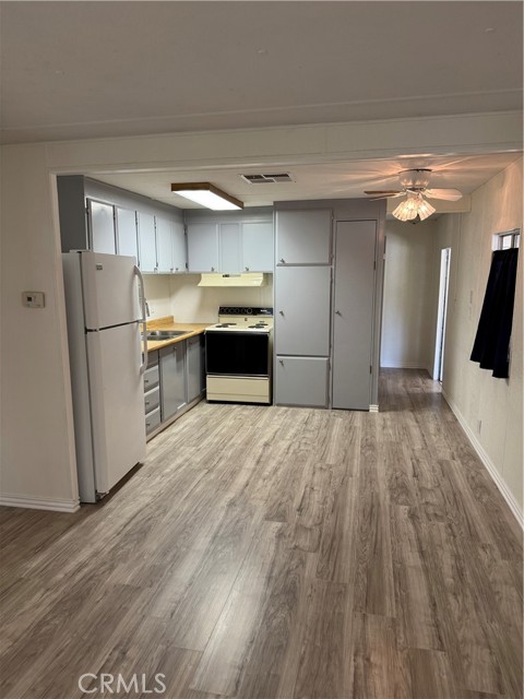725 W Thornton, Hemet CA: https://media.crmls.org/medias/e98b3119-9c2d-4341-b55a-dec140f45fc8.jpg