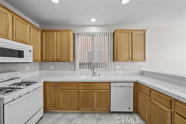 Detail Gallery Image 10 of 38 For 14323 Moon Valley St, Victorville,  CA 92394 - 4 Beds | 3 Baths