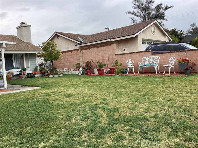 Detail Gallery Image 3 of 22 For 15274 Holly, Fontana,  CA 92335 - 3 Beds | 2 Baths