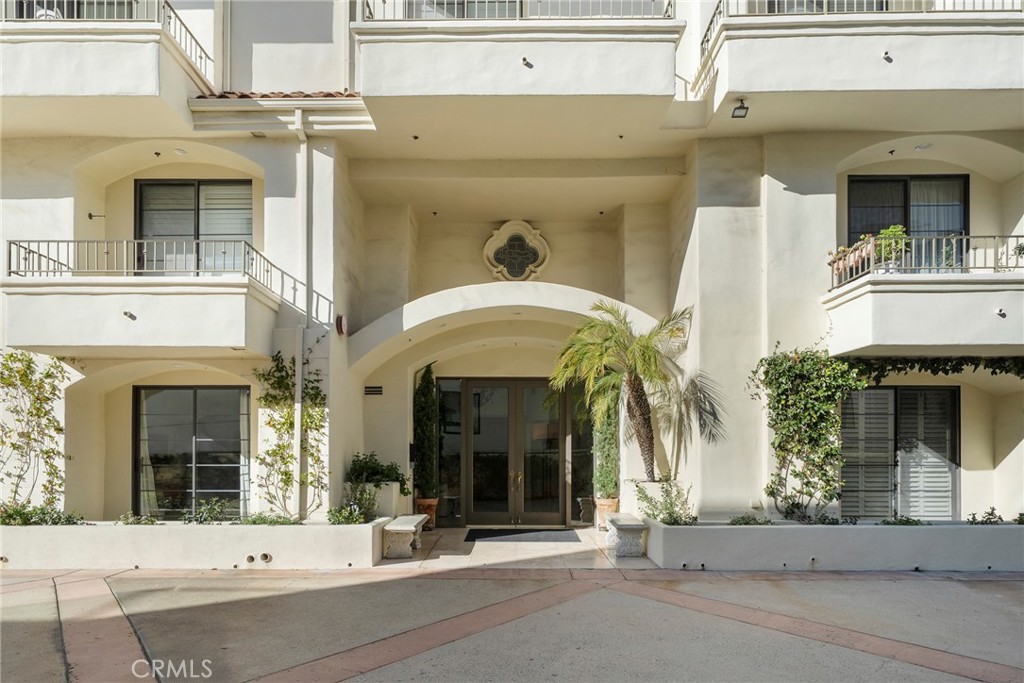453 S Barrington Avenue #303