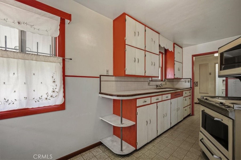 https://media.crmls.org/medias/e9970a88-3b99-442f-87eb-868f66261220.jpg?preset=X-Large
