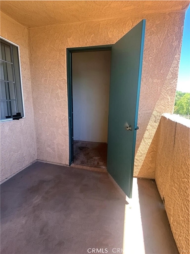 https://media.crmls.org/medias/e998c39d-9d7c-4a09-aaf6-257c3f56ce4e.jpg?preset=X-Large
