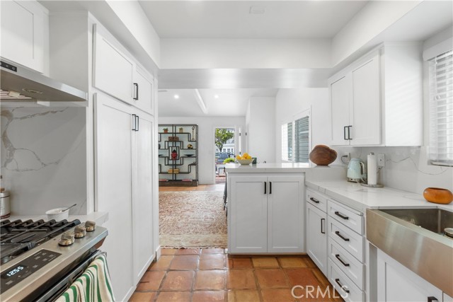 304 Larkspur Avenue, Corona del Mar CA: https://media.crmls.org/medias/e99aafeb-4a70-4b4d-9bdd-cc40fd3b9724.jpg