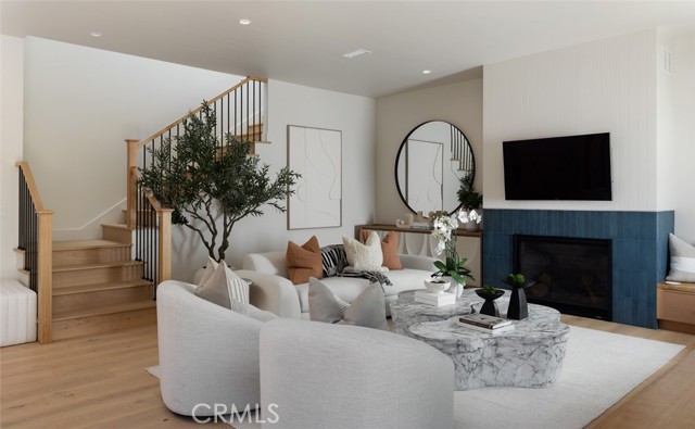Detail Gallery Image 4 of 20 For 1594 Redlands Pl, Costa Mesa,  CA 92627 - 4 Beds | 3/1 Baths