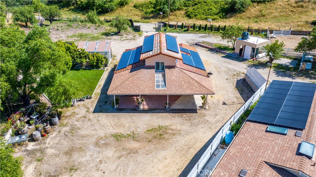 https://media.crmls.org/medias/e99fdb53-d947-4e46-a284-2d91d9e7f979.jpg?preset=X-Large