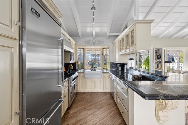 708 Orchid Avenue, Corona del Mar CA: https://media.crmls.org/medias/e9a0d625-492b-4d19-b3b3-dca519d2eb87.jpg