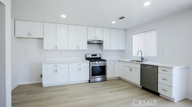 9476 Plum Court, Hesperia CA: https://media.crmls.org/medias/e9a13774-3de9-4cf8-872a-2d9fda1121bc.jpg