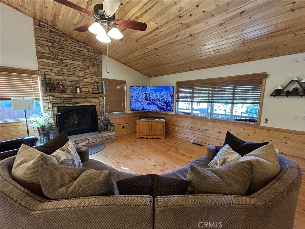 https://media.crmls.org/medias/e9a1e2e5-b69a-4846-ae83-35234a2286f4.jpg?preset=X-Large