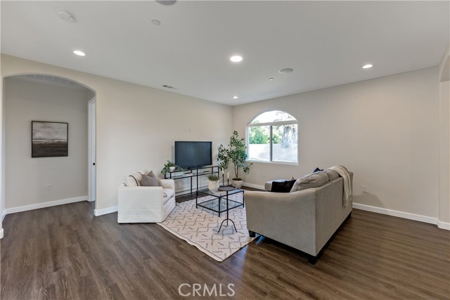 Detail Gallery Image 12 of 34 For 286 N Locan Ave, Fresno,  CA 93737 - 5 Beds | 4/1 Baths