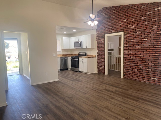 Detail Gallery Image 2 of 18 For 16612 Stagecoach Ave, Palmdale,  CA 93591 - 3 Beds | 2 Baths
