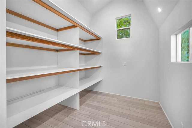 3521 Stonewood Drive, Sherman Oaks CA: https://media.crmls.org/medias/e9a62783-0964-4e03-b316-1b1312b68926.jpg