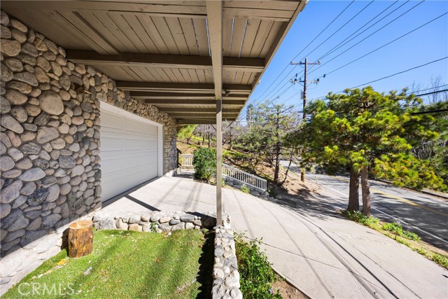 Detail Gallery Image 3 of 44 For 1113 N Grass Valley, Lake Arrowhead,  CA 92352 - 4 Beds | 2 Baths